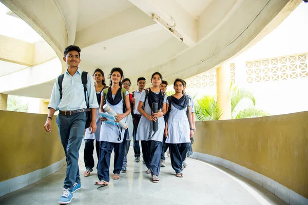 Nagpur Maharashtra India Abril 2016 Jóvenes Estudiantes Identificados Caminando Juntos —  Fotos de Stock
