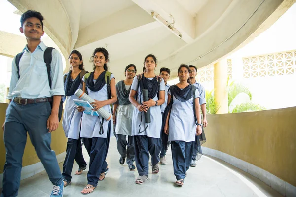 Nagpur Maharashtra India Abril 2016 Jóvenes Estudiantes Identificados Caminando Juntos —  Fotos de Stock