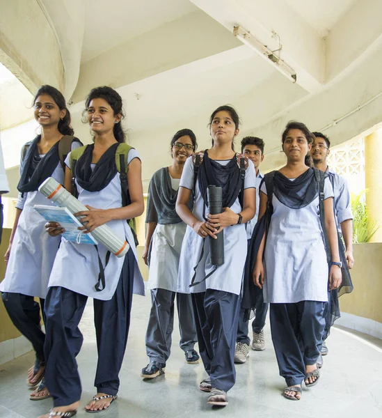Nagpur Maharashtra India Abril 2016 Jóvenes Estudiantes Identificados Caminando Juntos —  Fotos de Stock