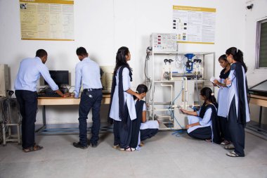 NAGPUR, MAHARASHTRA, INDIA - 9 Nisan 2016: Tanımlanamayan Bilim Öğrencileri bir laboratuarda deney yapıyor ve birlikte çalışıyorlar.