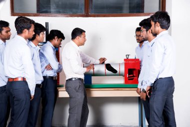 NAGPUR, MAHARASHTRA, INDIA - 9 Nisan 2016: Tanımlanamayan Bilim Öğrencileri bir laboratuarda deney yapıyor ve birlikte çalışıyorlar.