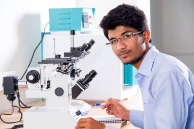 NAGPUR, MAHARASHTRA, INDIA, 9 Nisan 2016: Tanımlanamayan mühendislik fakültesi öğrencisi.