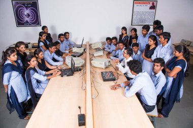 NAGPUR, MAHARASHTRA, INDIA - 11 Nisan 2016: Bilgi Teknolojisi Mühendisliği 'nin genç öğrencilerini sınıflarda tanıtıp eğiten üniversite profesörü.