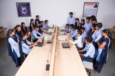 NAGPUR, MAHARASHTRA, INDIA - 11 Nisan 2016: Bilgi Teknolojisi Mühendisliği 'nin genç öğrencilerini sınıflarda tanıtıp eğiten üniversite profesörü.