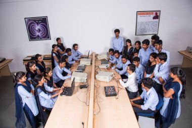 NAGPUR, MAHARASHTRA, INDIA - 11 Nisan 2016: Bilgi Teknolojisi Mühendisliği 'nin genç öğrencilerini sınıflarda tanıtıp eğiten üniversite profesörü.