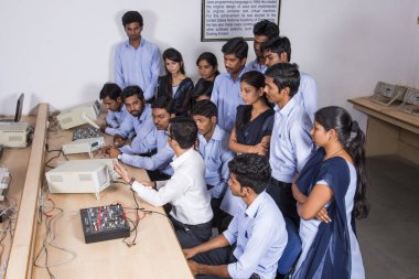 NAGPUR, MAHARASHTRA, INDIA - 11 Nisan 2016: Bilgi Teknolojisi Mühendisliği 'nin genç öğrencilerini sınıflarda tanıtıp eğiten üniversite profesörü.