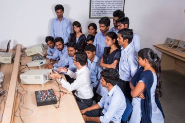 NAGPUR, MAHARASHTRA, INDIA - 11 Nisan 2016: Bilgi Teknolojisi Mühendisliği 'nin genç öğrencilerini sınıflarda tanıtıp eğiten üniversite profesörü.