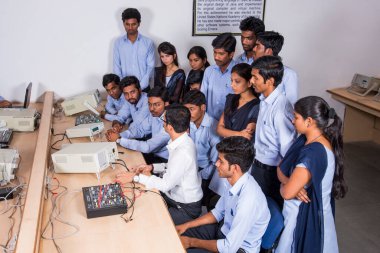 NAGPUR, MAHARASHTRA, INDIA - 11 Nisan 2016: Bilgi Teknolojisi Mühendisliği 'nin genç öğrencilerini sınıflarda tanıtıp eğiten üniversite profesörü.