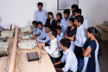 NAGPUR, MAHARASHTRA, INDIA - 11 Nisan 2016: Bilgi Teknolojisi Mühendisliği 'nin genç öğrencilerini sınıflarda tanıtıp eğiten üniversite profesörü.