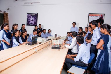 NAGPUR, MAHARASHTRA, INDIA - 11 Nisan 2016: Bilgi Teknolojisi Mühendisliği 'nin genç öğrencilerini sınıflarda tanıtıp eğiten üniversite profesörü.