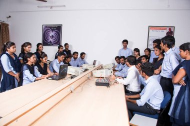 NAGPUR, MAHARASHTRA, INDIA - 11 Nisan 2016: Bilgi Teknolojisi Mühendisliği 'nin genç öğrencilerini sınıflarda tanıtıp eğiten üniversite profesörü.