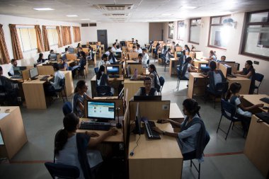 NAGPUR, MAHARASHTRA, INDIA - 11 Nisan 2016: Bilgi Teknolojisi 'nin tanımlanamayan genç öğrencileri çalışmaları için bilgisayar kullanıyorlar.