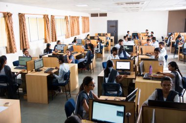 NAGPUR, MAHARASHTRA, INDIA - 11 Nisan 2016: Bilgi Teknolojisi 'nin tanımlanamayan genç öğrencileri çalışmaları için bilgisayar kullanıyorlar.
