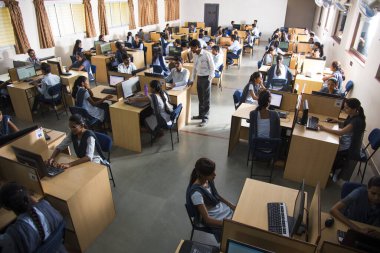 NAGPUR, MAHARASHTRA, INDIA - 11 Nisan 2016: Bilgi Teknolojisi 'nin tanımlanamayan genç öğrencileri çalışmaları için bilgisayar kullanıyorlar.