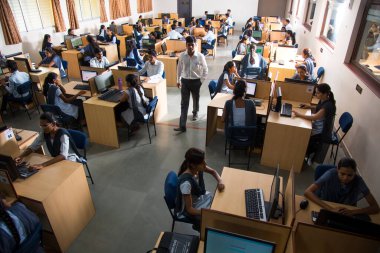 NAGPUR, MAHARASHTRA, INDIA - 11 Nisan 2016: Bilgi Teknolojisi 'nin tanımlanamayan genç öğrencileri çalışmaları için bilgisayar kullanıyorlar.