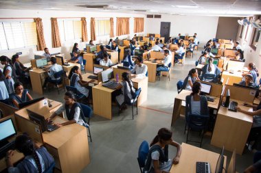 NAGPUR, MAHARASHTRA, INDIA - 11 Nisan 2016: Bilgi Teknolojisi 'nin tanımlanamayan genç öğrencileri çalışmaları için bilgisayar kullanıyorlar.