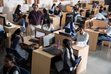 NAGPUR, MAHARASHTRA, INDIA - 11 Nisan 2016: Bilgi Teknolojisi 'nin tanımlanamayan genç öğrencileri çalışmaları için bilgisayar kullanıyorlar.