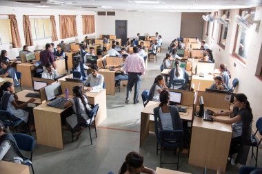 NAGPUR, MAHARASHTRA, INDIA - 11 Nisan 2016: Bilgi Teknolojisi 'nin tanımlanamayan genç öğrencileri çalışmaları için bilgisayar kullanıyorlar.