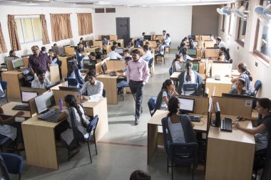 NAGPUR, MAHARASHTRA, INDIA - 11 Nisan 2016: Bilgi Teknolojisi 'nin tanımlanamayan genç öğrencileri çalışmaları için bilgisayar kullanıyorlar.