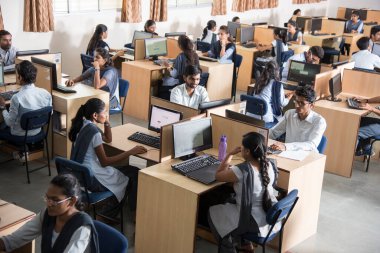 NAGPUR, MAHARASHTRA, INDIA - 11 Nisan 2016: Bilgi Teknolojisi 'nin tanımlanamayan genç öğrencileri çalışmaları için bilgisayar kullanıyorlar.