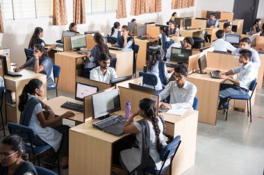 NAGPUR, MAHARASHTRA, INDIA - 11 Nisan 2016: Bilgi Teknolojisi 'nin tanımlanamayan genç öğrencileri çalışmaları için bilgisayar kullanıyorlar.