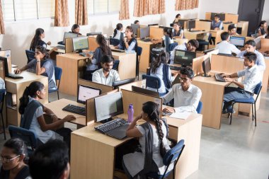 NAGPUR, MAHARASHTRA, INDIA - 11 Nisan 2016: Bilgi Teknolojisi 'nin tanımlanamayan genç öğrencileri çalışmaları için bilgisayar kullanıyorlar.