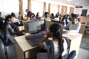 NAGPUR, MAHARASHTRA, INDIA - 11 Nisan 2016: Bilgi Teknolojisi 'nin tanımlanamayan genç öğrencileri çalışmaları için bilgisayar kullanıyorlar.