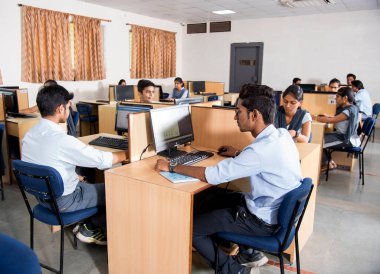 NAGPUR, MAHARASHTRA, INDIA - 11 Nisan 2016: Bilgi Teknolojisi 'nin tanımlanamayan genç öğrencileri çalışmaları için bilgisayar kullanıyorlar.