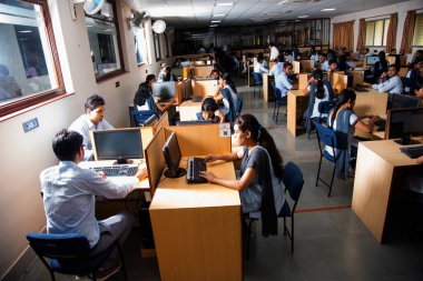NAGPUR, MAHARASHTRA, INDIA - 11 Nisan 2016: Bilgi Teknolojisi 'nin tanımlanamayan genç öğrencileri çalışmaları için bilgisayar kullanıyorlar.