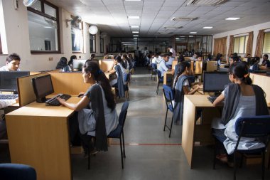 NAGPUR, MAHARASHTRA, INDIA - 11 Nisan 2016: Bilgi Teknolojisi 'nin tanımlanamayan genç öğrencileri çalışmaları için bilgisayar kullanıyorlar.