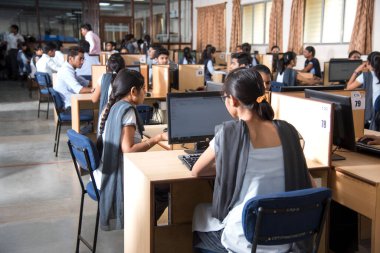 NAGPUR, MAHARASHTRA, INDIA - 11 Nisan 2016: Bilgi Teknolojisi 'nin tanımlanamayan genç öğrencileri çalışmaları için bilgisayar kullanıyorlar.