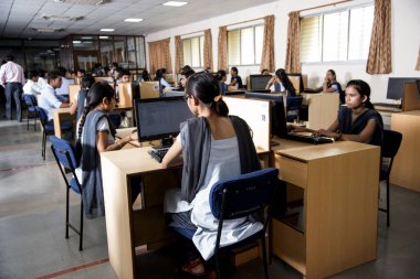NAGPUR, MAHARASHTRA, INDIA - 11 Nisan 2016: Bilgi Teknolojisi 'nin tanımlanamayan genç öğrencileri çalışmaları için bilgisayar kullanıyorlar.