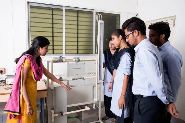 Nagpur Maharashtra India Nisan 2016 Tanımlanamayan Bilim Öğrencileri Bir Laboratuarda — Stok fotoğraf