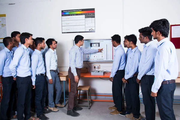 Nagpur Maharashtra India 9Th エイプリル社 2016 未確認科学実験を行い 研究室で一緒に勉強する学生 — ストック写真