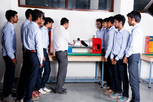 Nagpur Maharashtra India Nisan 2016 Tanımlanamayan Bilim Öğrencileri Bir Laboratuarda — Stok fotoğraf