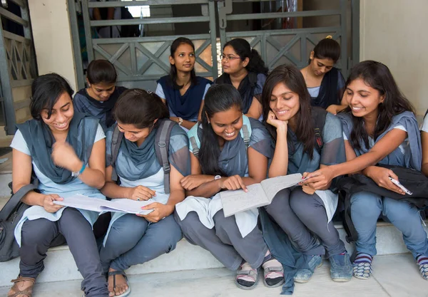 Nagpur Maharashtra India April 2016 Unidentified Young University Students Talking —  Fotos de Stock