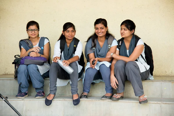 Nagpur Maharashtra India April 2016 Unidentified Young University Students Talking —  Fotos de Stock