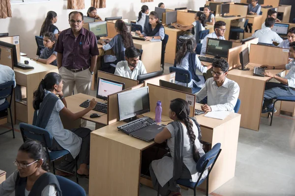 インドのマハラシュトラ州ナグプル 2016年11月エイプリル社 コンピュータを使用して研究のために情報を取得する情報技術の未確認の若い学生 — ストック写真