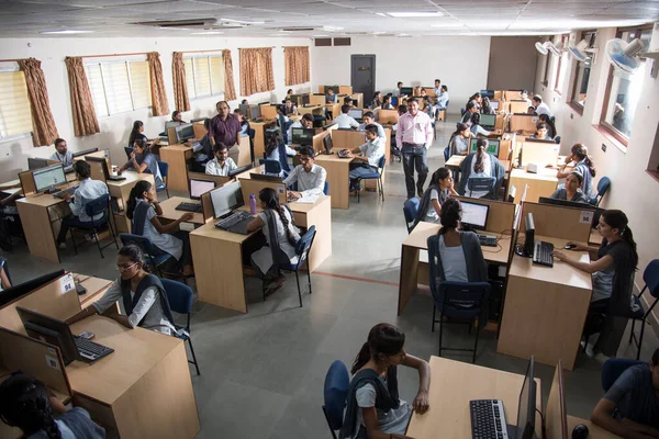 インドのマハラシュトラ州ナグプル 2016年11月エイプリル社 コンピュータを使用して研究のために情報を取得する情報技術の未確認の若い学生 — ストック写真