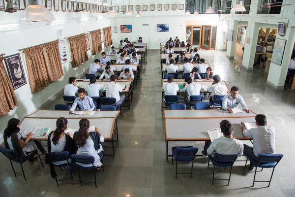 AMRAVATI, MAHARASHTRA, INDIA - 11 Nisan 2016: Üniversite kütüphanesinde tanımlanamayan bir grup genç öğrenci birlikte okuyorlar.