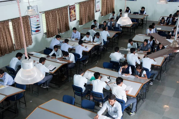 AMRAVATI, MAHARASHTRA, INDIA - 11 Nisan 2016: Üniversite kütüphanesinde tanımlanamayan bir grup genç öğrenci birlikte okuyorlar.