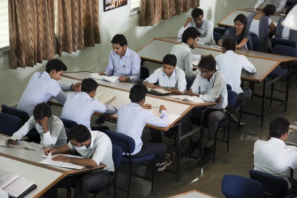 Amravati インドのマハラシュトラ州 2016年11月エイプリル社 大学図書館で一緒に勉強をしている若い学生の未確認グループ — ストック写真