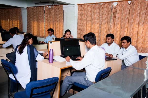 Nagpur Maharashtra India April 2016 コンピュータを使って情報を勉強する情報技術の未確認の若い学生 — ストック写真