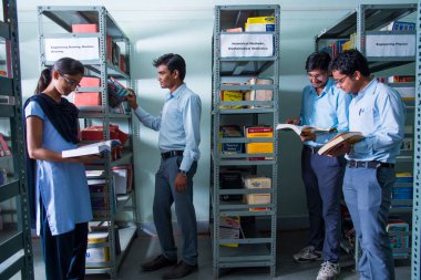 AMRAVATI, MAHARASHTRA, INDIA - 11 Nisan 2016: Üniversite kütüphanesinde tanımlanamayan bir grup genç öğrenci birlikte okuyorlar.