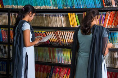 AMRAVATI, MAHARASHTRA, INDIA - 11 Nisan 2016: Üniversite kütüphanesinde birlikte okuyorlar.