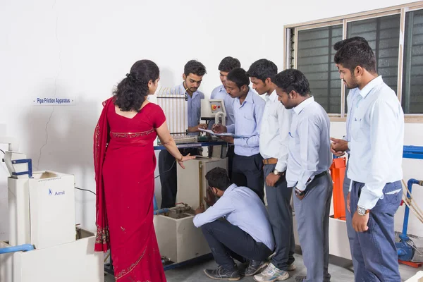 Nagpur Maharashtra India Nisan 2016 Genç Mühendislik Öğrencilerini Atölyede Sergileyen — Stok fotoğraf