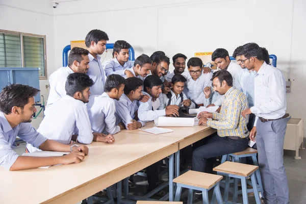 Nagpur Maharashtra India エイプリル社2016 大学教授ワークショップでエンジニアリングの若い学生たちを実演し 教えます エンジニアリング学生は一緒に勉強し 協力します — ストック写真