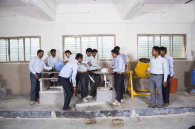 NAGPUR, MAHARASHTRA, INDIA - 9 Nisan 2016: Tanımlanamayan Bilim Öğrencileri bir laboratuarda deney yapıyor ve birlikte çalışıyorlar.