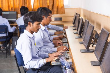 NAGPUR, MAHARASHTRA, INDIA, 11 Nisan 2016: Genç mühendislik öğrencilerini atölyede sergileyen ve eğiten üniversite profesörü, Mühendislik Öğrencileri.