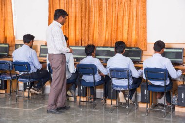 NAGPUR, MAHARASHTRA, INDIA, 11 Nisan 2016: Genç mühendislik öğrencilerini atölyede sergileyen ve eğiten üniversite profesörü, Mühendislik Öğrencileri.